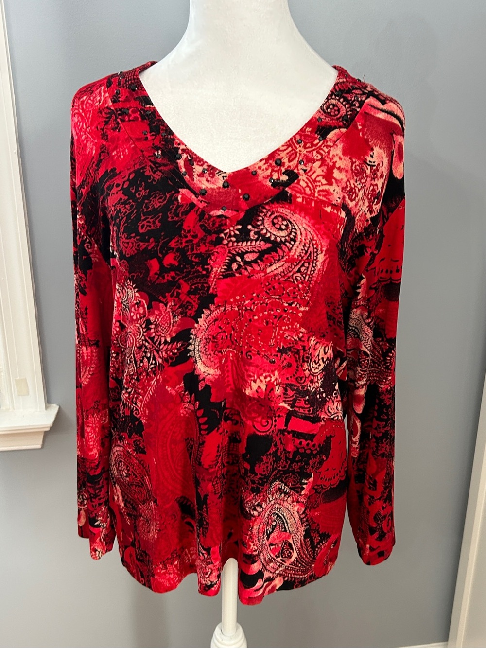 Chicos Travelers Size 2 Large Red Black V Neck Rhinestones Studded Top Blouse